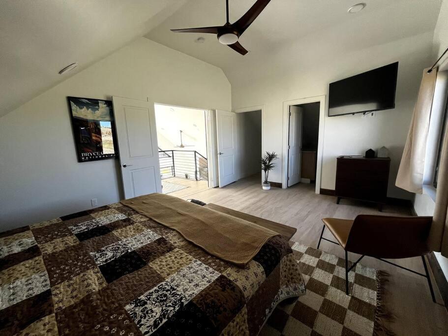 הוילה האץ' Red Rock Retreat Stunning Floor To Ceiling Views מראה חיצוני תמונה