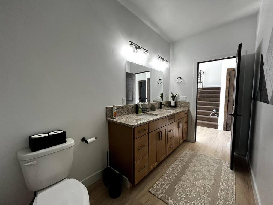 הוילה האץ' Red Rock Retreat Stunning Floor To Ceiling Views מראה חיצוני תמונה