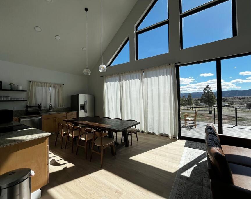 הוילה האץ' Red Rock Retreat Stunning Floor To Ceiling Views מראה חיצוני תמונה