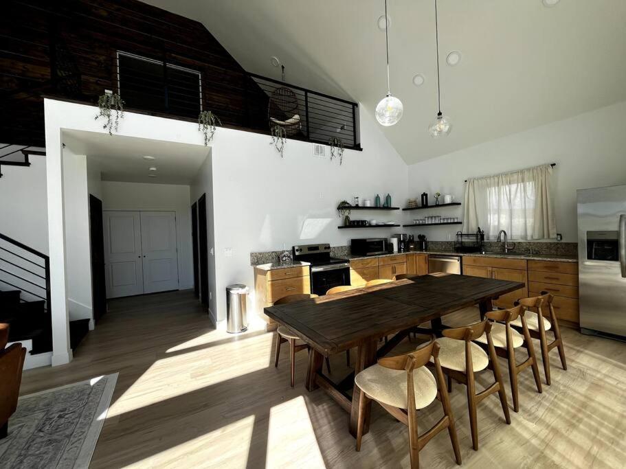 הוילה האץ' Red Rock Retreat Stunning Floor To Ceiling Views מראה חיצוני תמונה